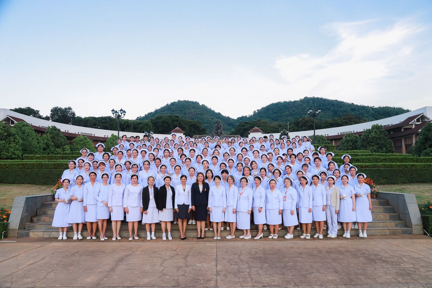 พิธีมอบหมวก ดวงประทีป และเข็มชั้นปีแก่นักศึกษาพยาบาล 3 ตุลาคม 2566 A ceremony awarding nurses’ caps, lamps, and class pins to third year nursing students. 