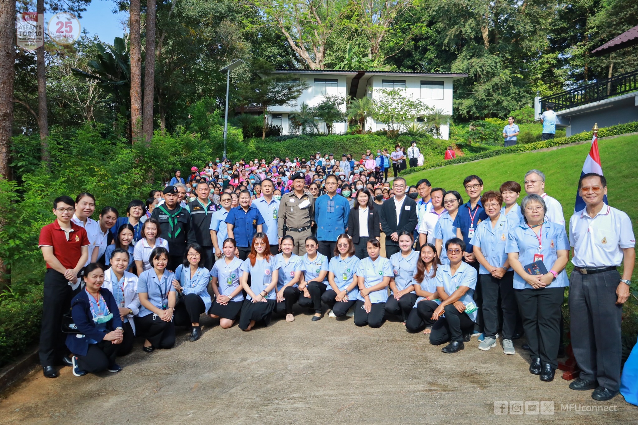 มหาวิทยาลัยแม่ฟ้าหลวง โดย สำนักวิชาแพทยศาสตร์ สำนักวิชาพยาบาลศาสตร์ และโรงพยาบาลศูนย์การแพทย์  คัดกรองมะเร็งเต้านมและมะเร็งปากมดลูก ณ สถานีอนามัยเฉลิมพระเกียรติ 60 พรรษา นวมินทราชินีดอยตุง