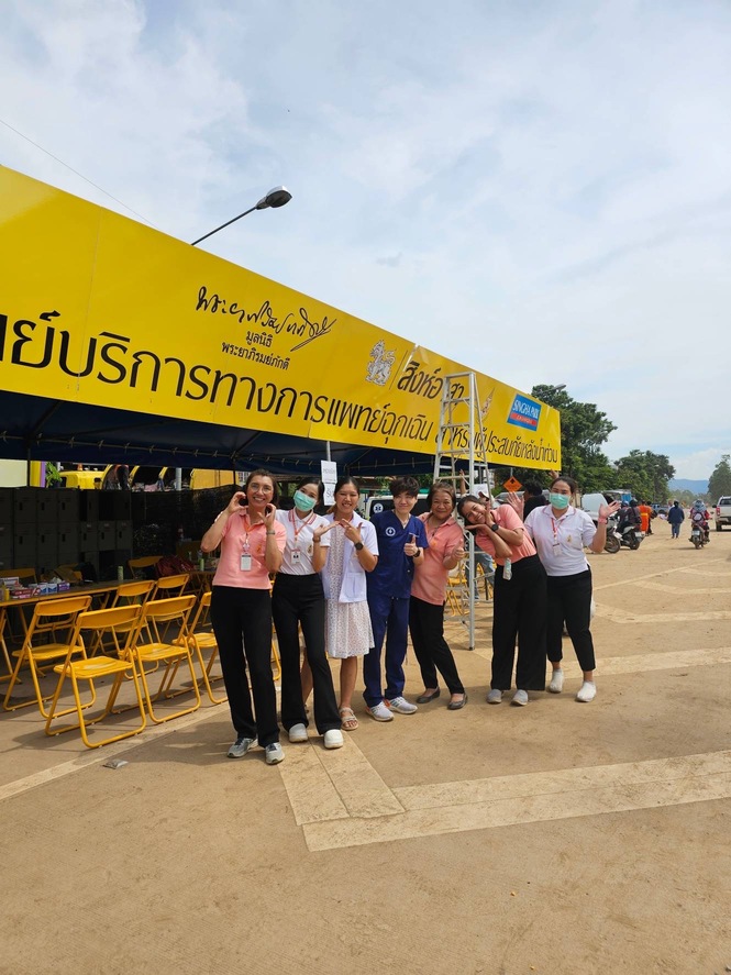 Providing first aid and basic health screenings for flood-affected residents (September 16, 2024). ออกหน่วยปฐมพยาบาลเพื่อช่วยเหลือและคัดกรองสุขภาพเบื้องต้น ให้แก่ประชาชนผู้ประสบอุทกภัย