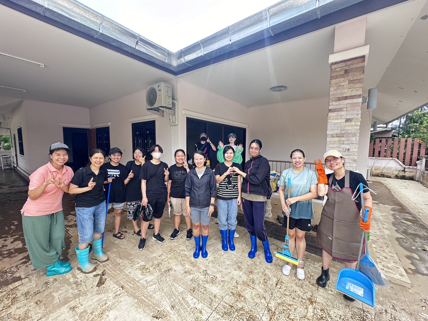 The School of Nursing joins in providing post-flood relief in Chiang Rai Province. สำนักวิชาพยาบาลศาสตร์ร่วมใจช่วยเหลือฟื้นฟูหลังน้ำท่วม จังหวัดเชียงราย 