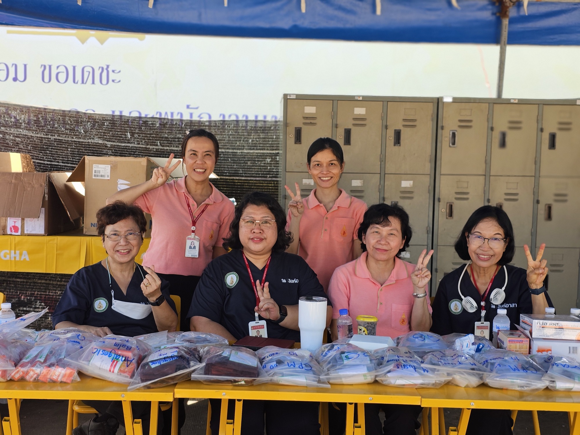 Providing first aid and basic health screenings for flood-affected residents (September 17, 2024). ออกหน่วยปฐมพยาบาลเพื่อช่วยเหลือและคัดกรองสุขภาพเบื้องต้นให้แก่ประชาชนผู้ประสบอุทกภัย 