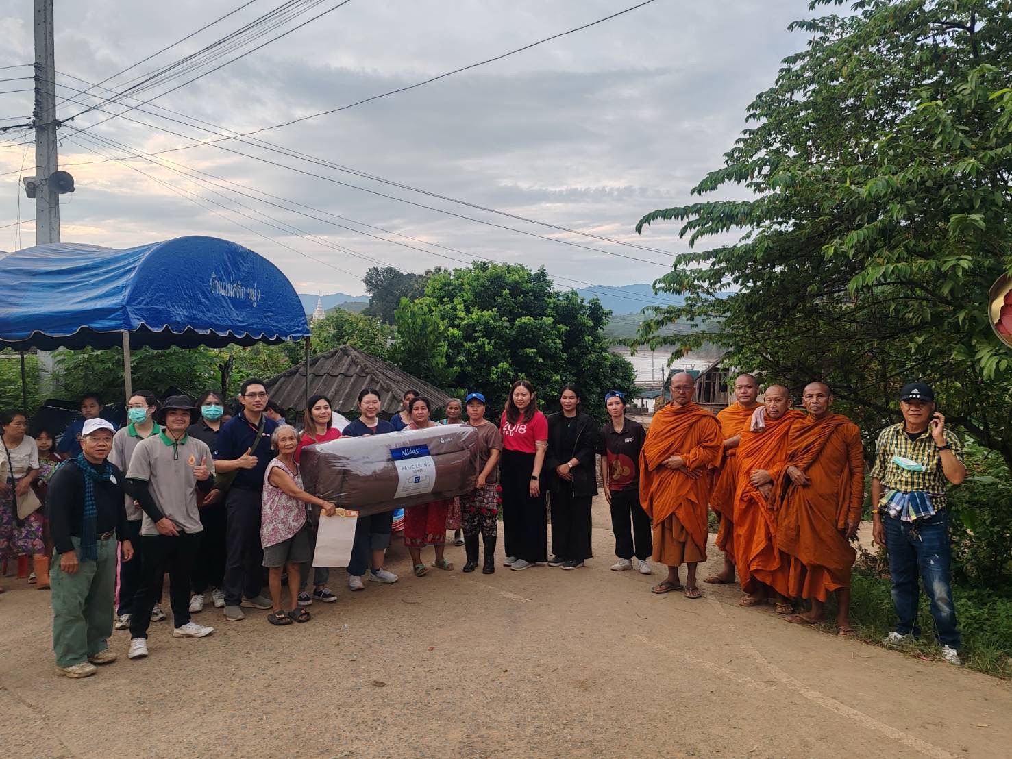 Providing first aid and basic health screenings for flood-affected residents (September 20, 2024). ออกหน่วยปฐมพยาบาลเพื่อช่วยเหลือและคัดกรองสุขภาพเบื้องต้น ให้แก่ประชาชนผู้ประสบอุทกภัย