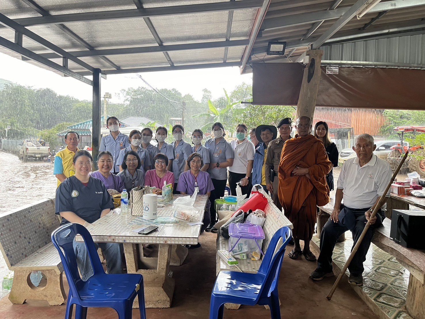 Providing first aid and basic health screenings for flood-affected residents (September 23, 2024). ออกหน่วยปฐมพยาบาลเพื่อช่วยเหลือและคัดกรองสุขภาพเบื้องต้น ให้แก่ประชาชนผู้ประสบอุทกภัย