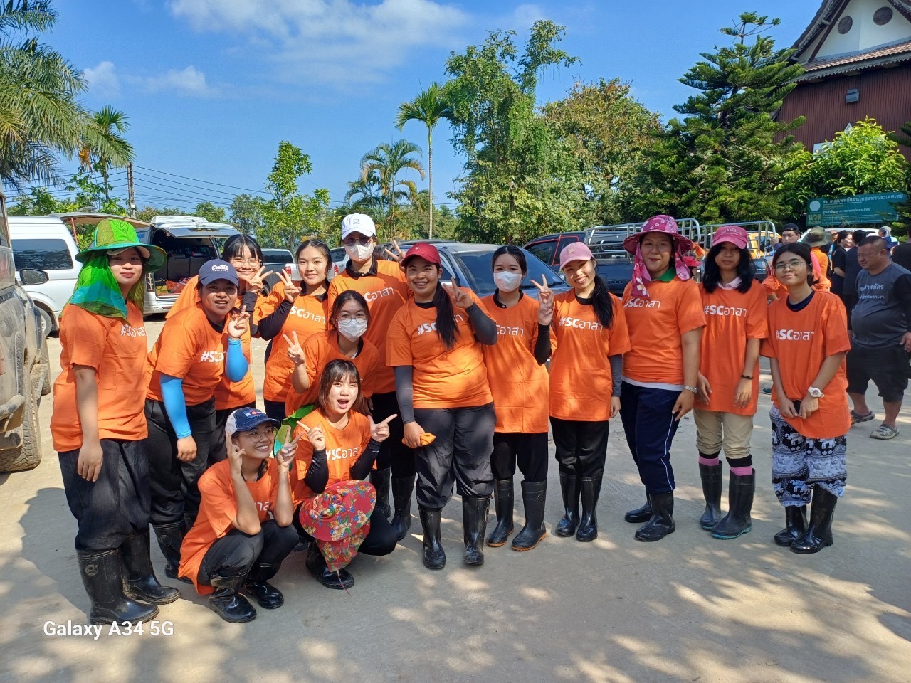 Second-year nursing students from the School of Nursing, Mae Fah Luang University, participated in a volunteer activity นักศึกษาพยาบาลชั้นปีที่ 2 สำนักวิชาพยาบาลศาสตร์ มหาวิทยาลัยแม่ฟ้าหลวง ร่วมกิจกรรมจิตอาสา