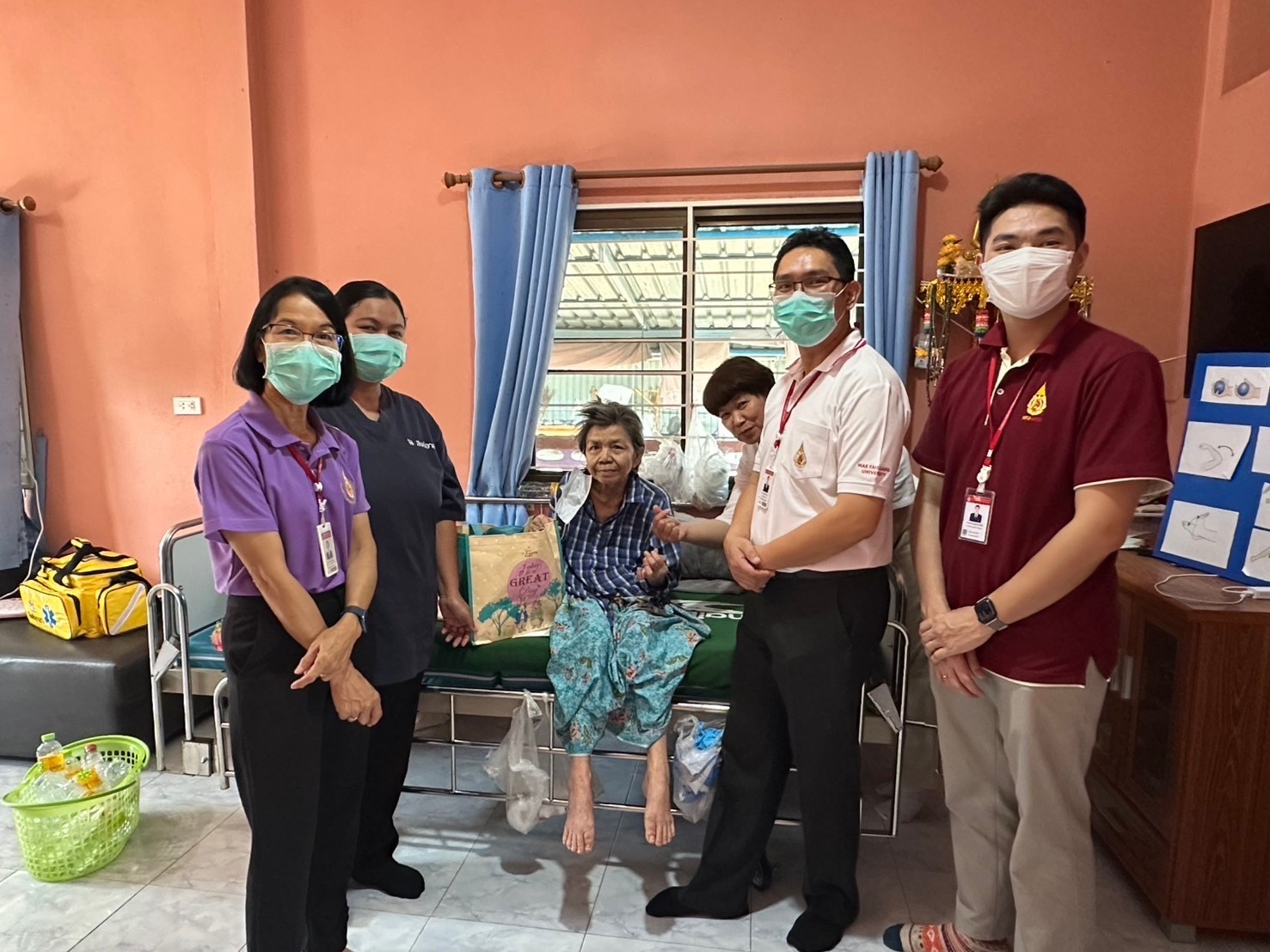 School of Nursing, Mae Fah Luang University, led by Asst. Prof. Dr. Ratchanee Mitkitti conducted a home visit for bedridden patients สำนักวิชาพยาบาลศาสตร์ มหาวิทยาลัยแม่หลวง นำโดย ผศ.ดร.รัชนี มิตกิตติ ออกเยี่ยมบ้านผู้ป่วยติดบ้านติดเตียง