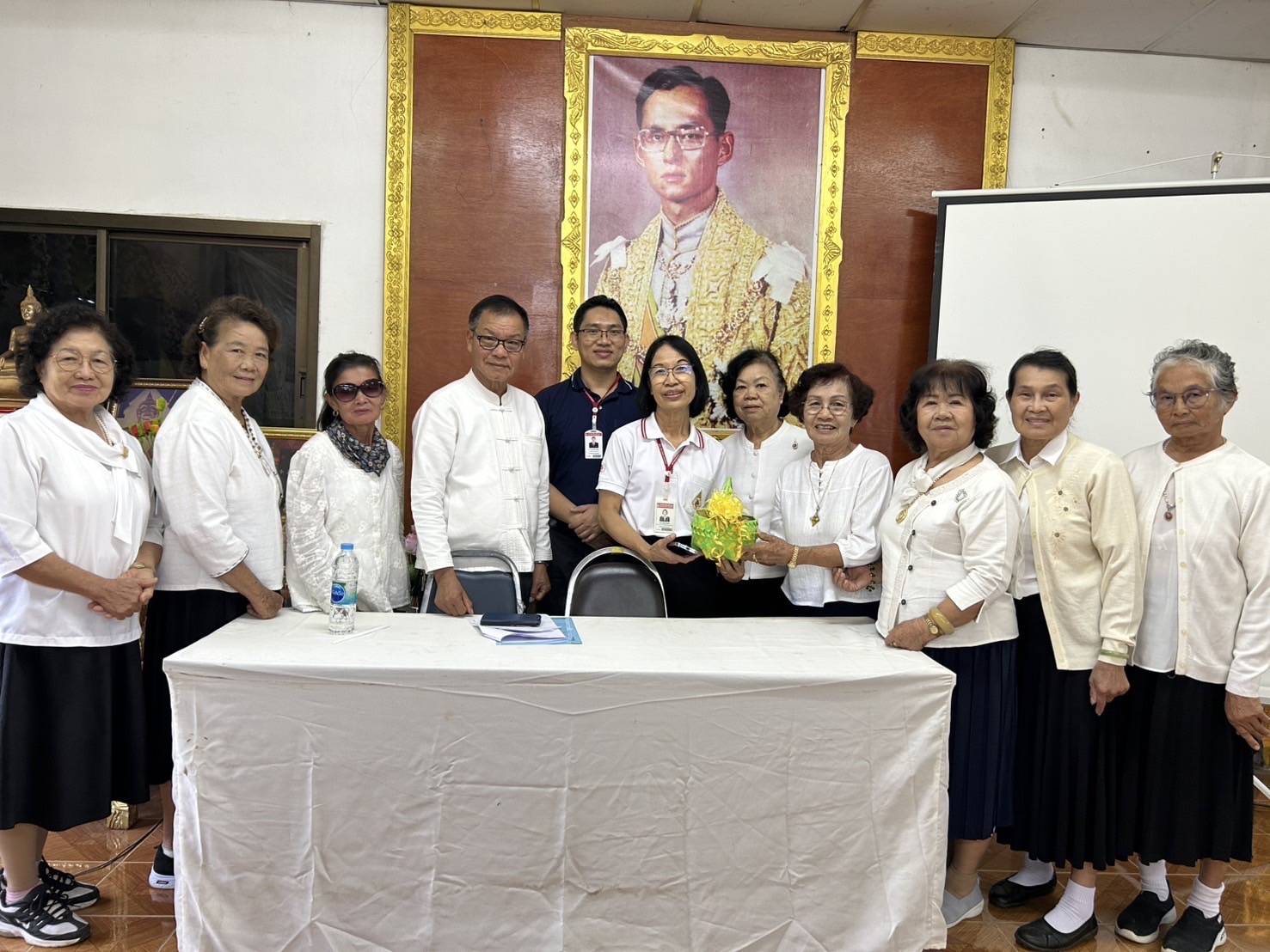 Asst. Prof. Dr. Ratchanee Mitkitti and Lecturer Arnut Wanna conducted an academic service to enhance knowledge for the elderly ผศ.ดร.รัชนี  มิตกิตติ และอาจารย์อาณัติ วรรณะ ออกบริการวิชาการเสริมสร้างความรู้แก่ผู้สูงอายุ