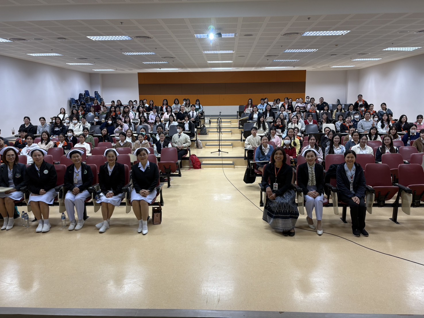 บุคลากรจากสํานักงานสาธารณสุขจังหวัดเชียงราย และโรงพยาบาลเชียงรายประชานุเคราะห์ เข้าพบนักศึกษาชั้นปีที่ 3 สำนักวิชาพยาบาลศาสตร์ มฟล. เพื่อประชาสัมพันธ์ทุนการศึกษา/Announcement of the Nursing Scholarships for the year 2025