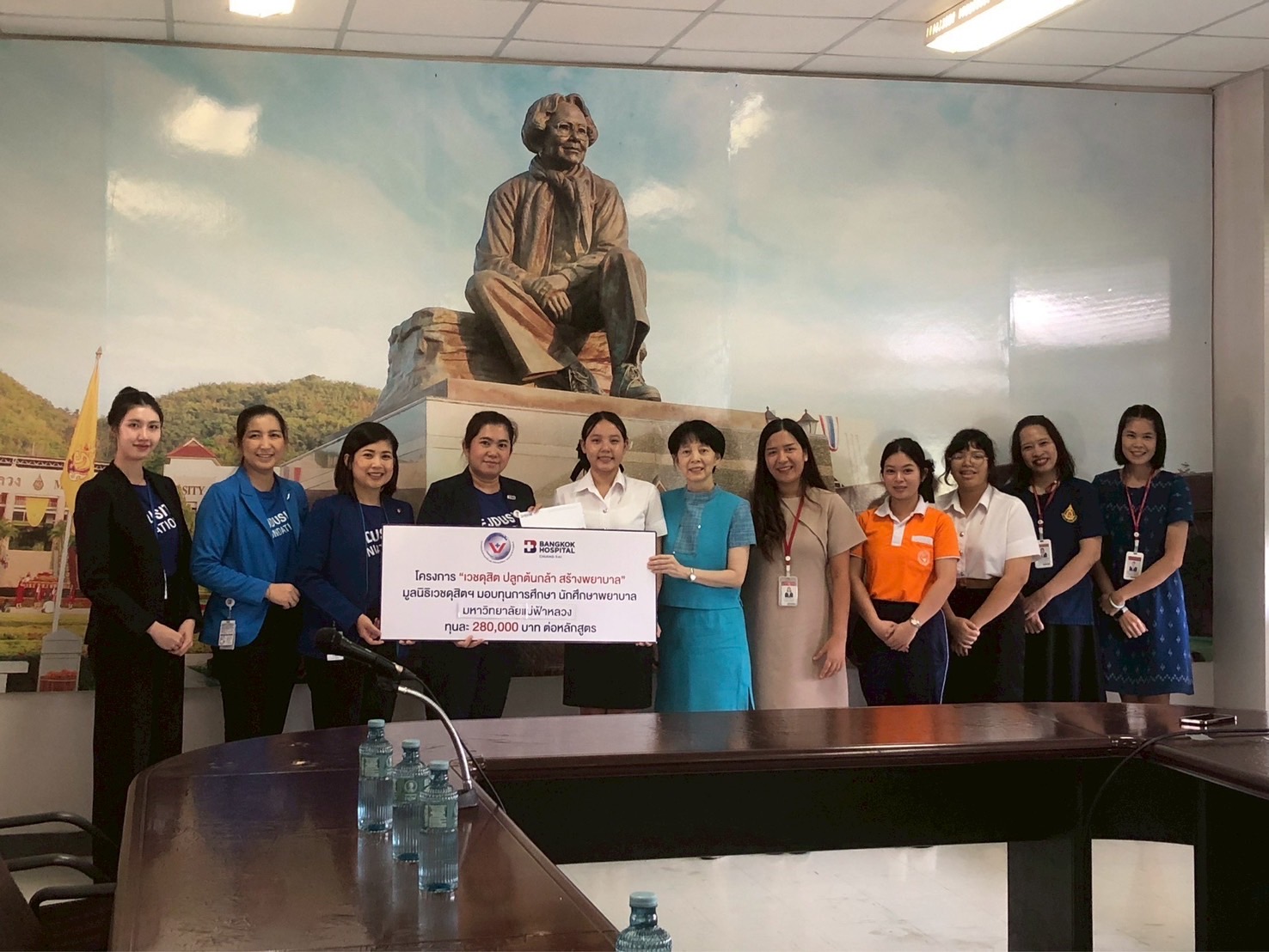 คณบดี สำนักวิชาพยาบาลศาสตร์ ให้การต้อนรับคณะผู้แทนจากโรงพยาบาลกรุงเทพ เชียงราย มอบทุนการศึกษา/The Dean of the School of Nursing warmly welcomed a delegation from Bangkok Hospital Chiang Rai, who presented educational scholarships