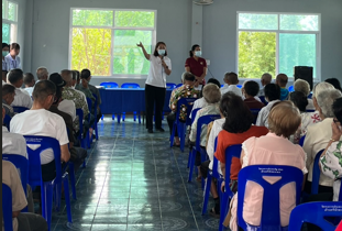 ผศ.ดร.รัชนี มิตกิตติ รศ.พรทิพย์ สารีโส และทีม จัดกิจกรรมให้ความรู้แก่ผู้สูงอายุตำบลท่าสุด จังหวัดเชียงราย Asst. Prof. Dr. Ratchanee Mitkitti, Assoc. Prof. Porntip Sareeso, and their team organized an educational activity for the elderly