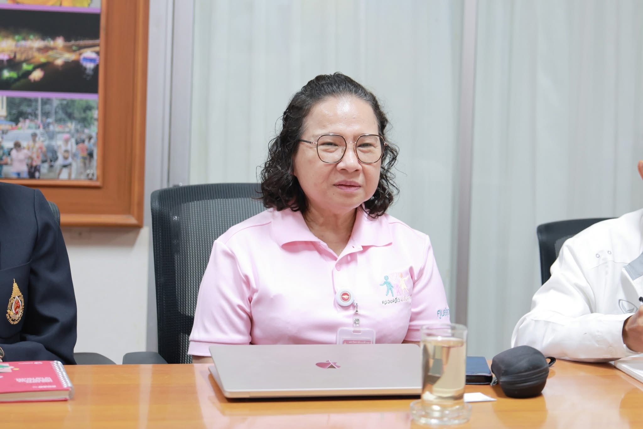 ผศ.อรนลิน สิงขรณ์ และทีม ประสานความร่วมมือในการจัดอบรมพี่เลี้ยงที่ปรึกษาด้านการดูแลเด็กในเทศบาลนครเชียงราย/Asst. Prof. Onnalin Singkhorn and team coordinated efforts to organize a training program for caregiver mentors in child care within the Chiang Rai 