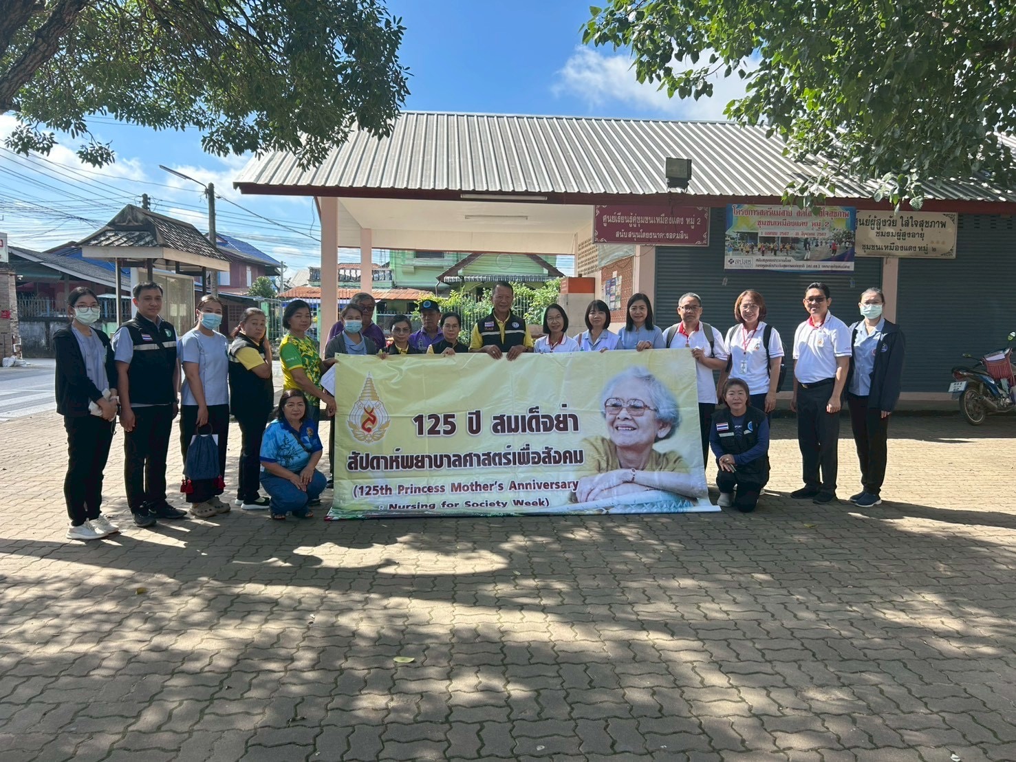 ผศ.อรนลิน สิงขรณ์ และทีมอาจารย์สำนักวิชาพยาบาลศาสตร์ มหาวิทยาลัยแม่ฟ้าหลวง สำรวจปัญหาด้านสุขภาพในผู้ประสบภัยพิบัติน้ำท่วมใน อ.แม่สาย จ.เชียงราย/Asst. Prof. Onnalin Singkhorn and team conducted a survey on health issues among flood disaster victims