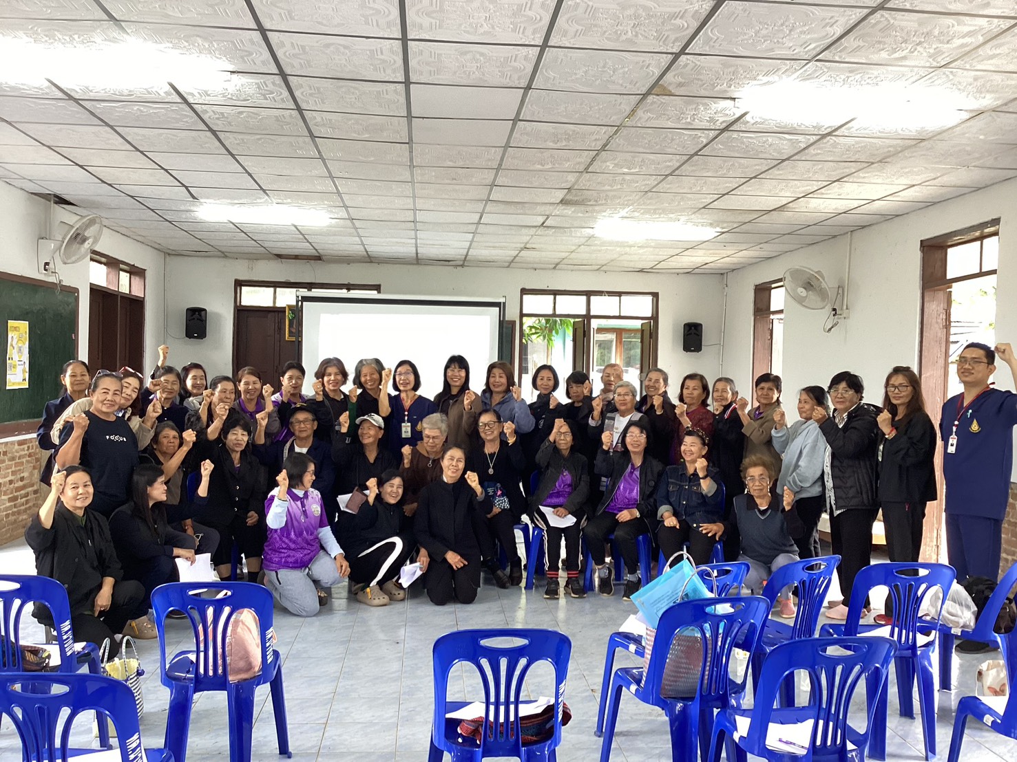 ทีมแพทย์อาสาบรมราชกุมารี จัดกิจกรรมสร้างเสริมสุขภาพสำหรับผู้สูงอายุ ณ ศูนย์พัฒนาคุณภาพชีวิตผู้สูงอายุ ต.นางแล จ.เชียงราย/Volunteer from the Princess Mother’s Medical Volunteer Foundation organized a health promotion activity