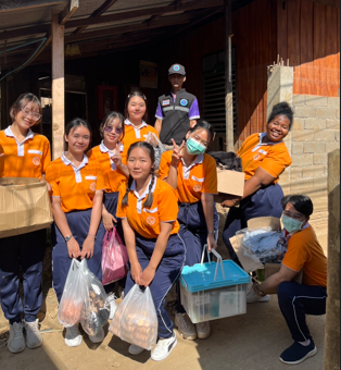 Nursing students from Mae Fah Luang University visited the homes of bedridden patients impacted by the flooding นักศึกษาสำนักวิชาพยาบาลศาสตร์ มหาวิทยาลัยแม่ฟ้าหลวง เยี่ยมบ้านผู้ป่วยติดบ้านติดเตียงที่ได้รับผลกระทบจากน้ำท่วม