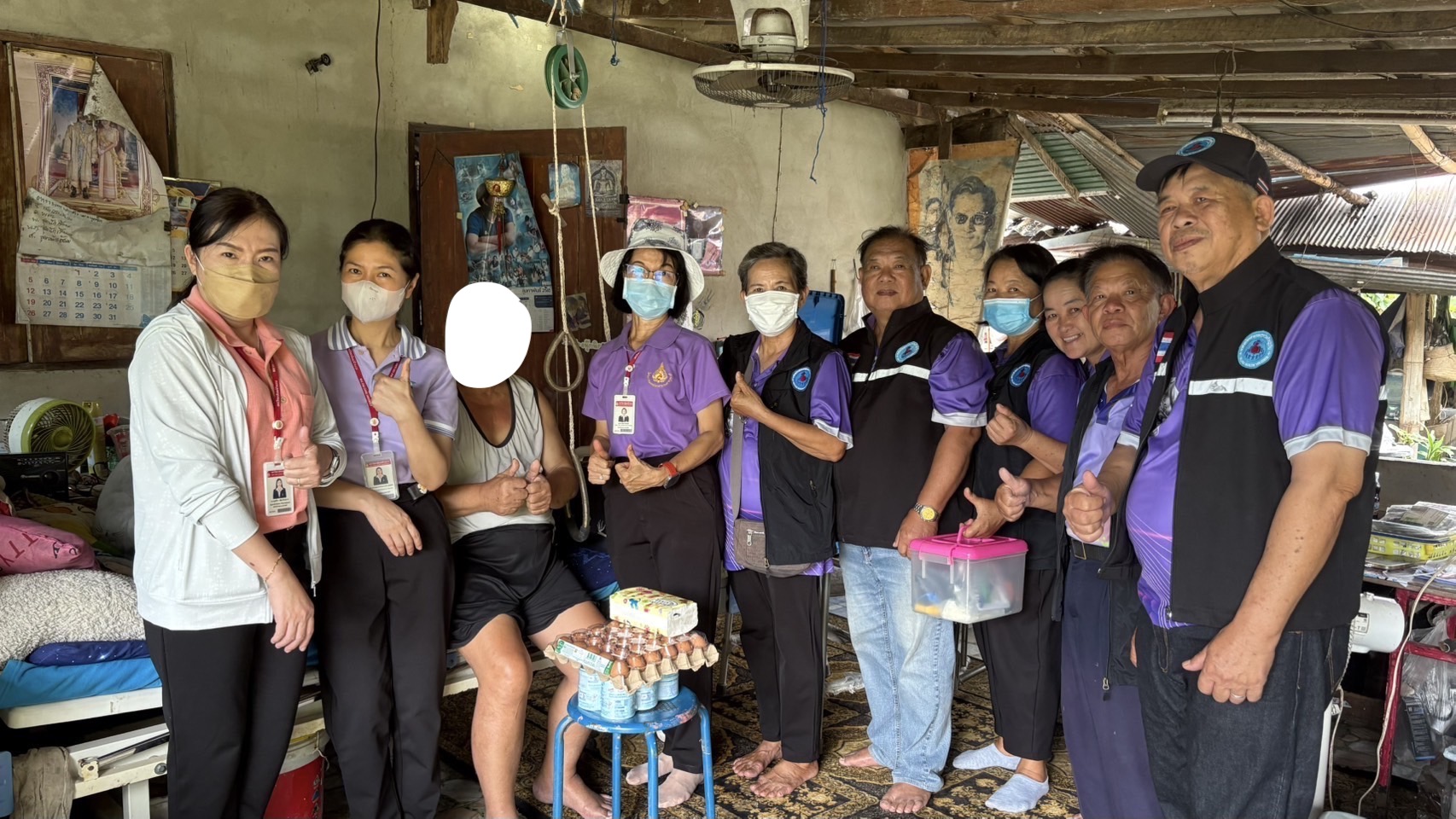 อาจารย์สำนักวิชาพยาบาลศาสตร์ ให้บริการดูแลสุขภาพผู้ป่วยติดบ้านติดเตียงตำบลนางแล ภายใต้โครงการแพทย์อาสาบรมราชกุมารี/Faculty members from the School of Nursing provided healthcare services to home-bound and bed-bound patients in Nang Lae Subdistrict