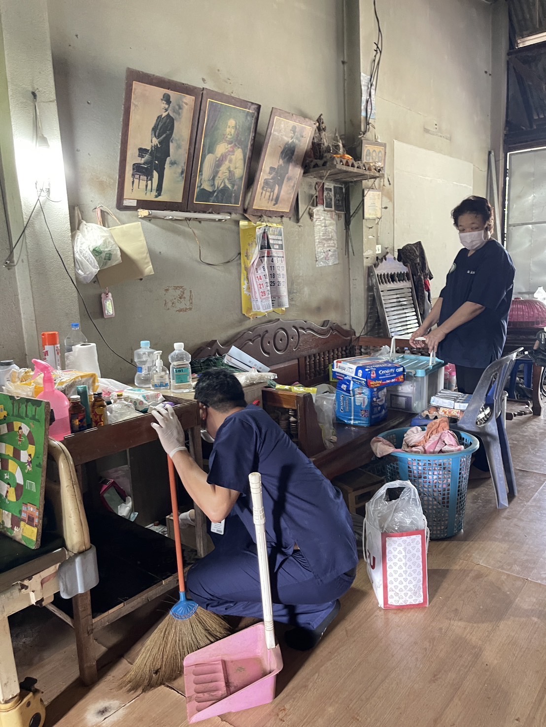 โครงการแพทย์อาสาบรมราชกุมารี มหาวิทยาลัยแม่ฟ้าหลวง นำโดยอาจารย์และนักศึกษาสำนักวิชาพยาบาลศาสตร์ เยี่ยมบ้านดูแลผู้ป่วยติดบ้านติดเตียง/The Princess Mother’s Medical Volunteer Foundation led by faculty members and nursing students conducted home visits 