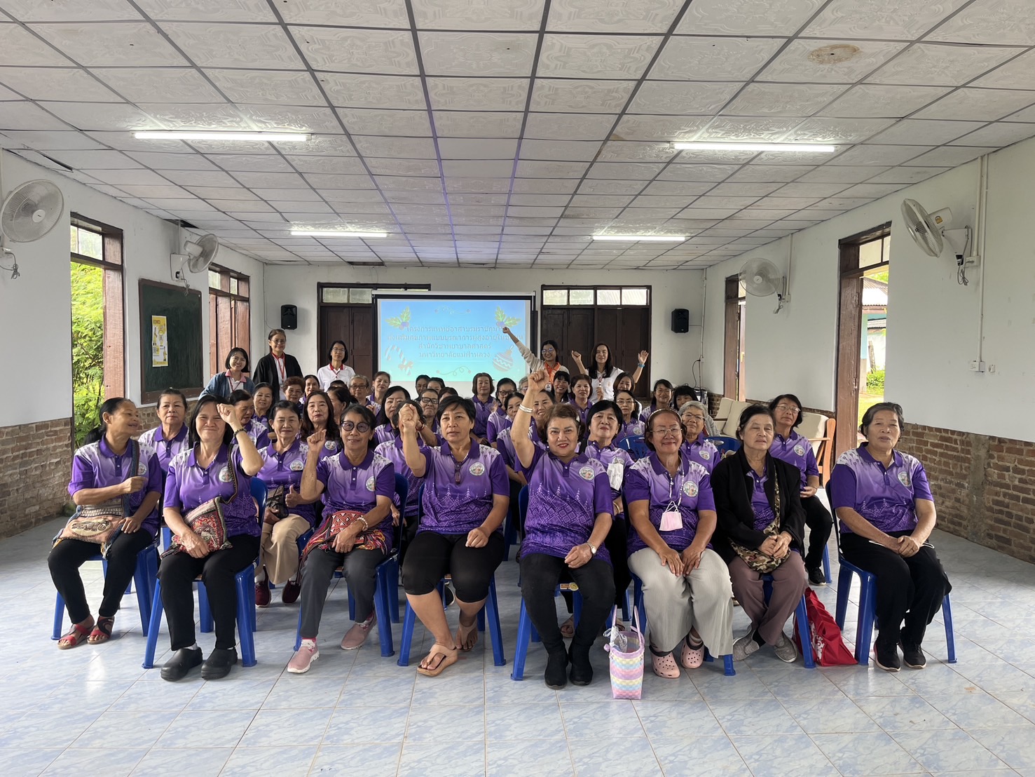 อาจารย์สำนักวิชาพยาบาลศาสตร์ จัดกิจกรรมส่งเสริมสุขภาพแก่ผู้สูงอายุในชุมชนตำบลนางแล/The faculty members of the School of Nursing organized a health promotion activity for the elderly in the Nang Lae Subdistrict community