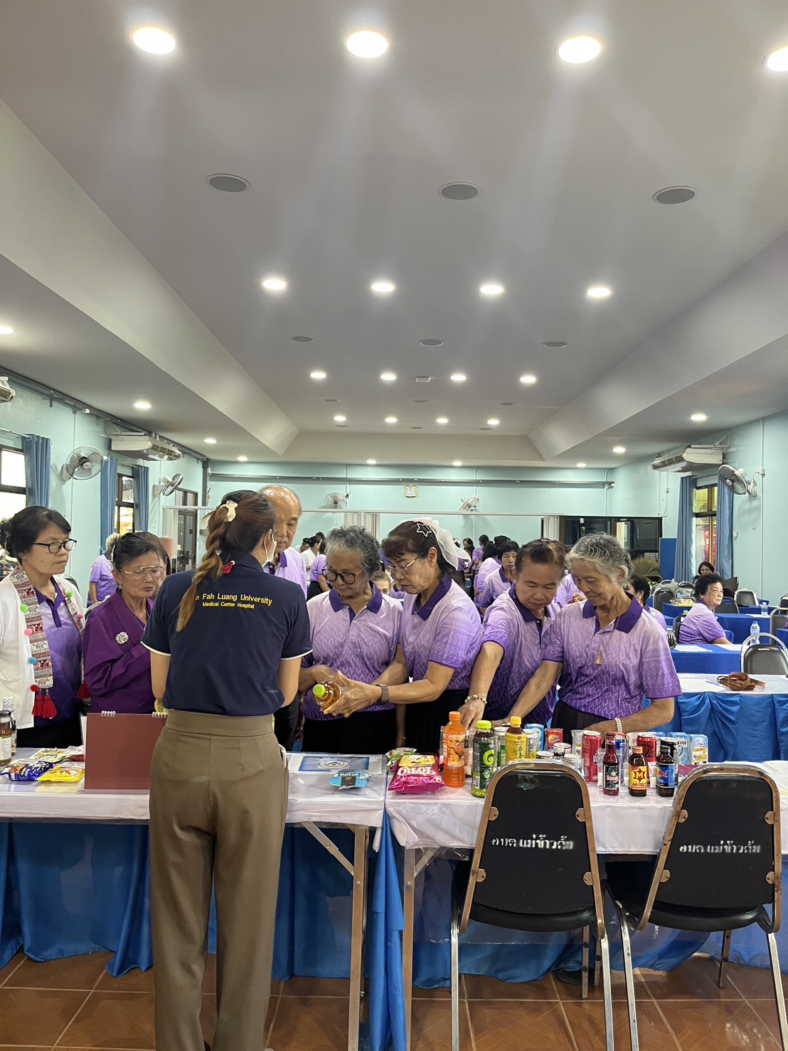 โครงการแพทย์อาสาบรมราชกุมารี มหาวิทยาลัยแม่ฟ้าหลวง นำโดย ผศ.ดร.รัชนี มิตกิตติ ให้ความรู้แก่ผู้สูงอายุ/The Princess Mother’s Medical Volunteer Foundation of MFU led by Asst. Prof. Dr. Ratchanee Mitkitti provided health education to the elderly