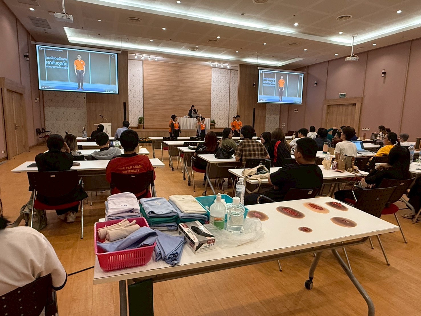 อาจารย์และนักศึกษา สำนักวิชาพยาบาลศาสตร์ มฟล. ได้รับเชิญเป็นวิทยากรอบรม CPR แก่สำนักวิชาศิลปศาสตร์/Faculty Members and Students, School of Nursing, MFU, Invited as CPR Trainers