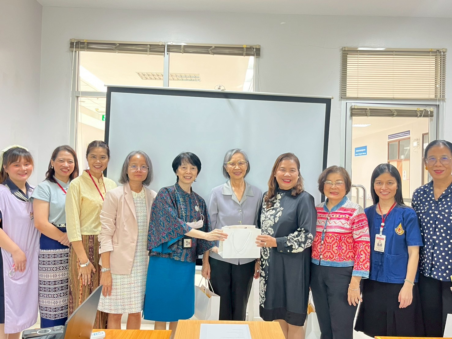 ขอขอบคุณคณะกรรมการจากกรมอนามัย สสส. และมูลนิธิศูนย์นมแม่แห่งประเทศไทย ที่ให้การตรวจเยี่ยมงานสวัสดิการบ้านเด็กเล็กและให้ข้อเสนอแนะในการพัฒนาต้นแบบศูนย์พัฒนาเด็กปฐมวัย/We would like to express our gratitude to the committee for visiting the MFU Child Home