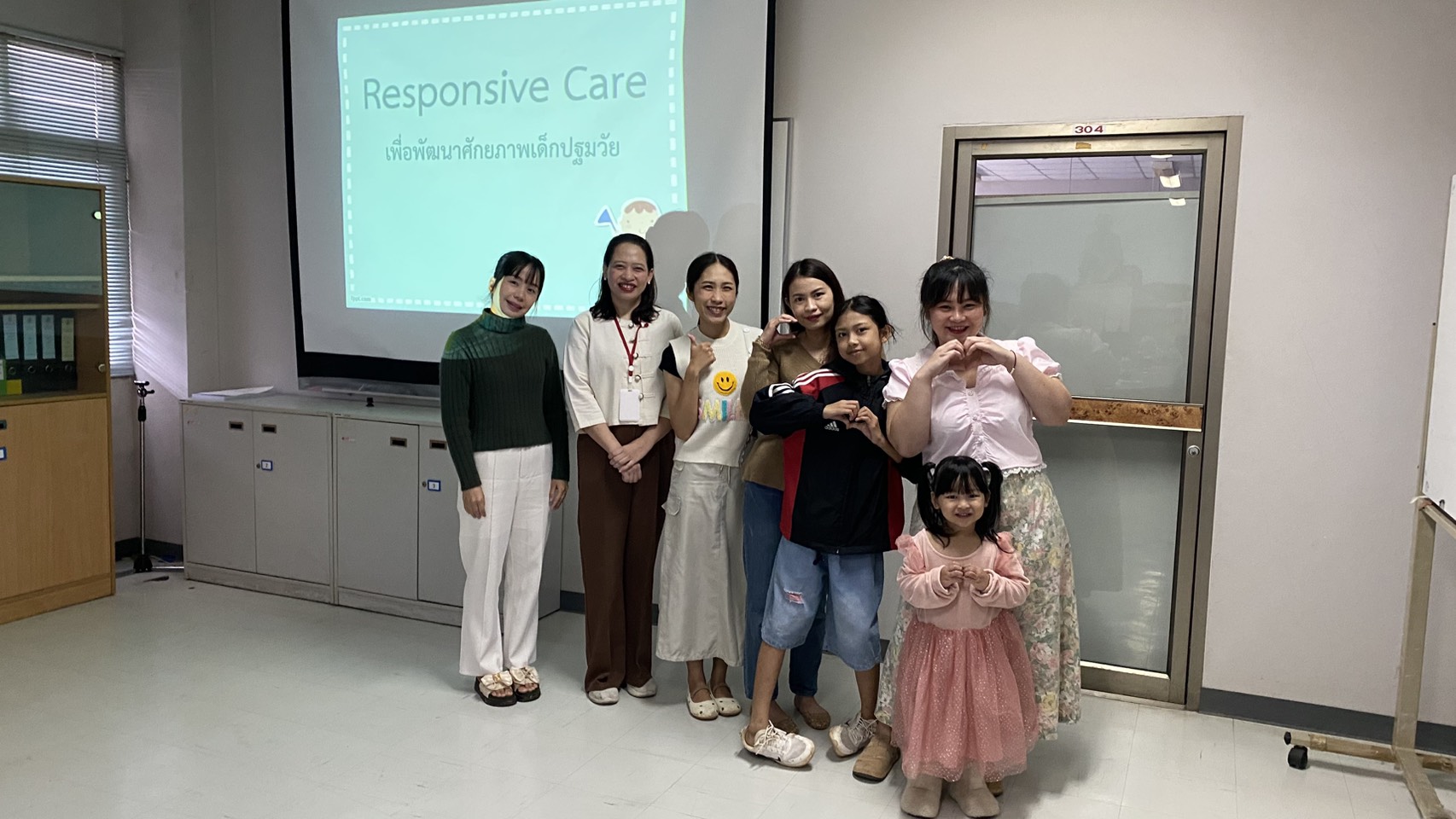 สำนักวิชาพยาบาลศาสตร์ มฟล. จัดกิจกรรมพัฒนาความรู้ให้แก่ครูผู้แลเด็ก งานสวัสดิการบ้านเด็กเล็ก เรื่อง “การดูแลเด็กตามแนวทาง Responsive care”/The School of Nursing, MFU, organized a knowledge development activity on the topic of 