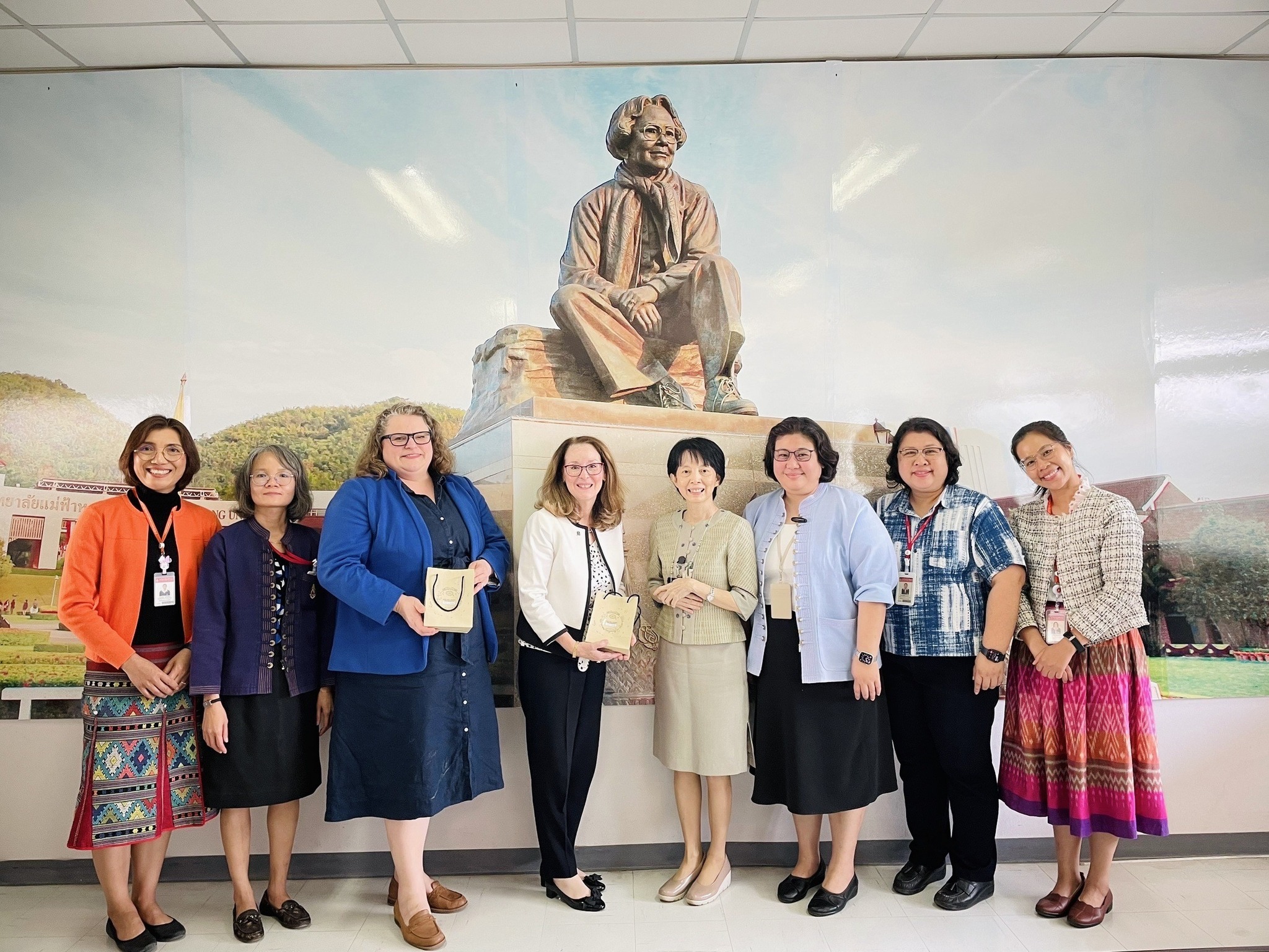 Mae Fah Luang University School of Nursing Welcomes the Dean and a Faculty Member from Oregon Health & Science University School of Nursing for Academic Collaboration