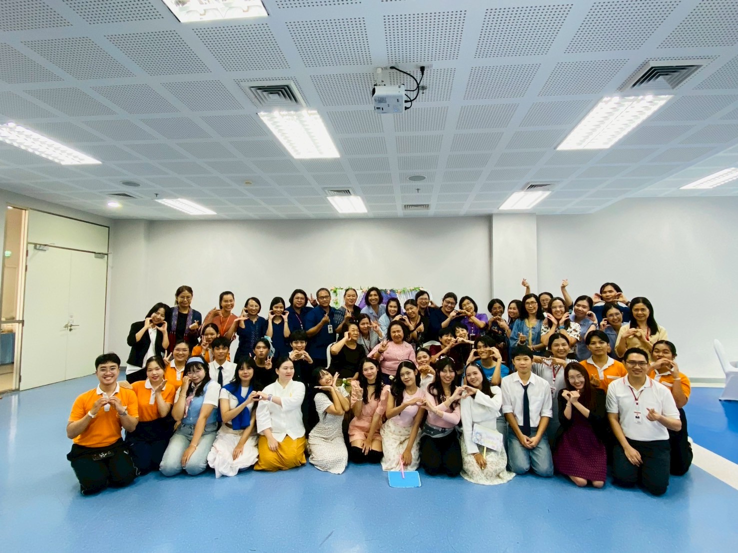 คณาจารย์ และนักศึกษา สำนักวิชาพยาบาลศาสตร์ ร่วมแสดงมุทิตาจิตแด่อาจารย์ผู้เกษียณอายุงาน/The faculty members and students of the School of Nursing joined in expressing their appreciation and gratitude to the retiring lecturers