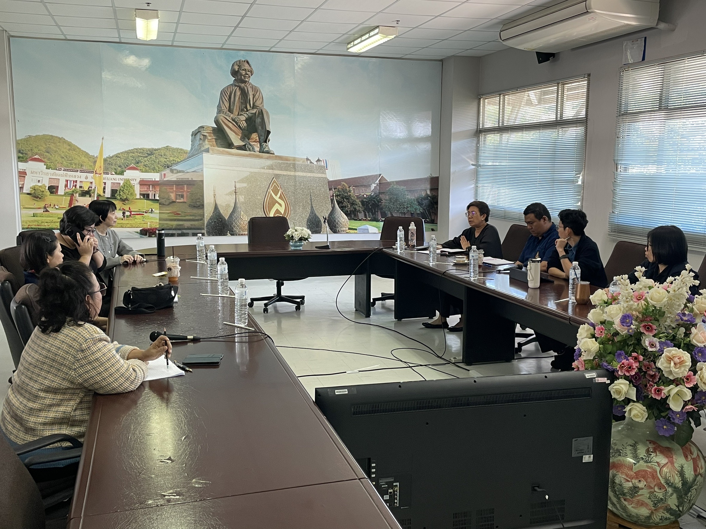 ทีมผู้บริหารสำนักวิชาพยาบาลศาสตร์ มฟล. ร่วมประชุมเพื่อปรึกษาแนวทางการดำเนินงานด้านสุขภาพจิตของนักศึกษา/The executive team of the School of Nursing, MFU, held a meeting to discuss guidelines for implementing student mental health initiatives