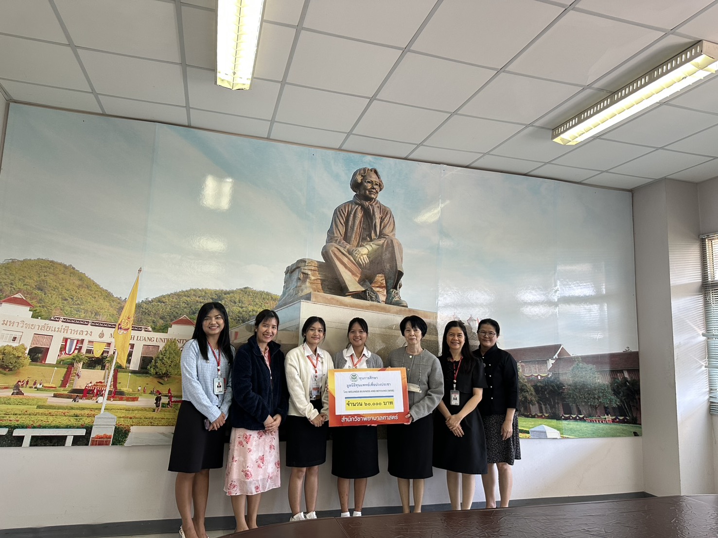 คณบดีสำนักวิชาพยาบาลศาสตร์ มฟล. เป็นตัวแทนมอบทุนการศึกษา 