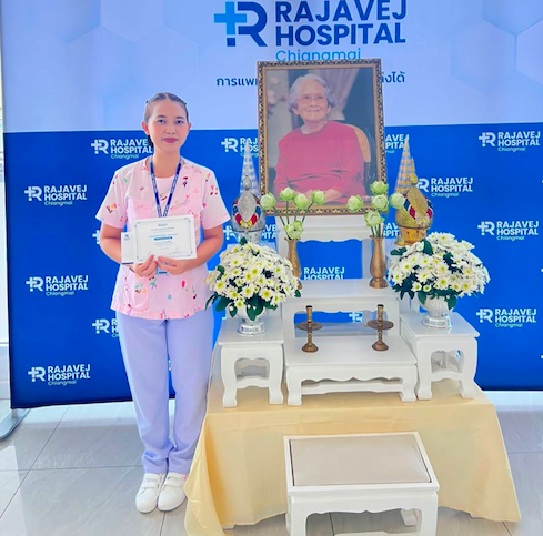 ศิษย์เก่าพยาบาล มฟล. รับรางวัลพยาบาลดีเด่นจากโรงพยาบาลราชเวช/MFU Nursing Alumna Receives Outstanding Nurse of the Year Award from Rajavej Hospital